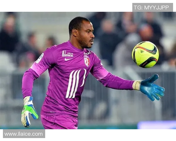 紫色衣服的足球明星如何在赛场上展现独特风采与个人魅力