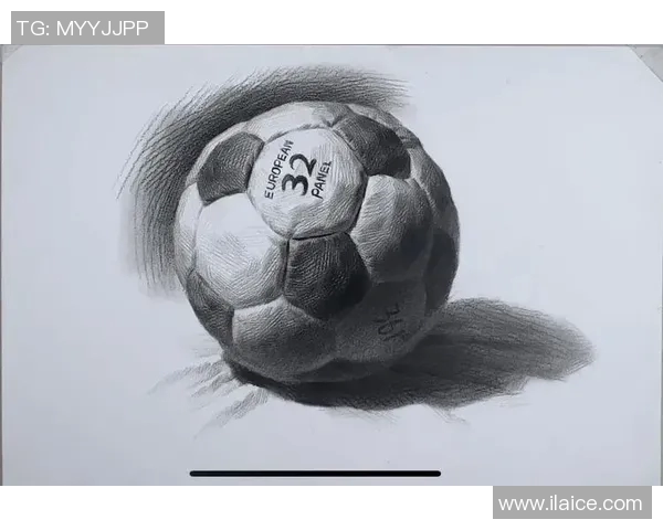 美术生用素描艺术展现足球明星的激情与风采